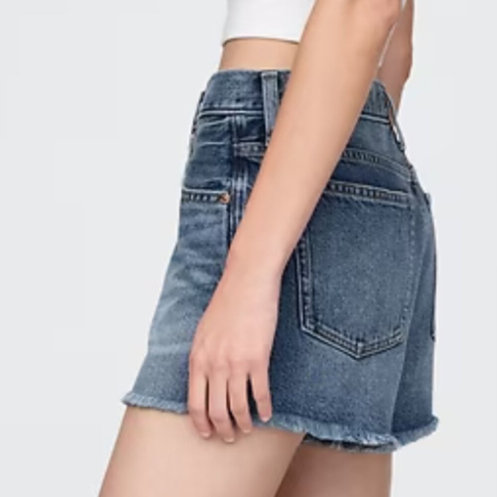NWT - GAP - 4" Mid Rise UltraSoft Relaxed Cutoff Shorts - Size 32 TALL